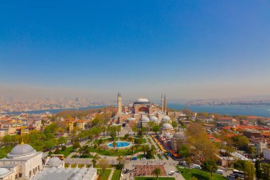 Havadan Ayasofya ve Sultanahmet Meydanı ve güzel lale çiçekleri