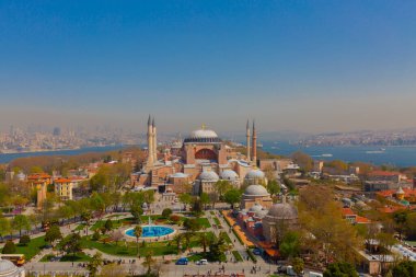 Havadan Ayasofya ve Sultanahmet Meydanı ve güzel lale çiçekleri