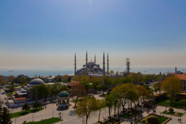 Havadan Ayasofya ve Sultanahmet Meydanı ve güzel lale çiçekleri