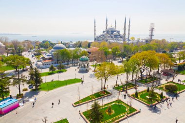 Havadan Ayasofya ve Sultanahmet Meydanı ve güzel lale çiçekleri