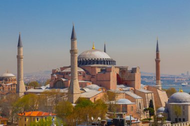 Havadan Ayasofya ve Sultanahmet Meydanı ve güzel lale çiçekleri