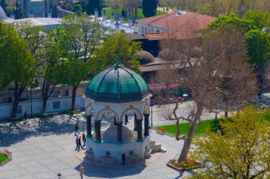 Havadan Ayasofya ve Sultanahmet Meydanı ve güzel lale çiçekleri