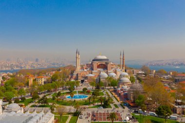 Havadan Ayasofya ve Sultanahmet Meydanı ve güzel lale çiçekleri