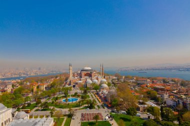 Havadan Ayasofya ve Sultanahmet Meydanı ve güzel lale çiçekleri