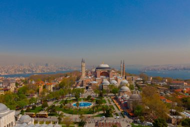 Havadan Ayasofya ve Sultanahmet Meydanı ve güzel lale çiçekleri
