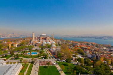 Havadan Ayasofya ve Sultanahmet Meydanı ve güzel lale çiçekleri