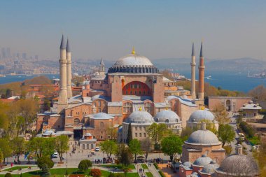 Havadan Ayasofya ve Sultanahmet Meydanı ve güzel lale çiçekleri