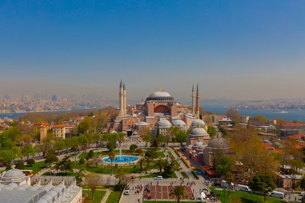 Luftaufnahme Hagia Sophia Und Sultanahmet Platz Und Schöne Tulpenblumen — Stockfoto