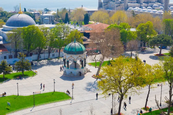 Aerial Hagia Sophia Sultanahmet Cuadrados Hermosas Flores Tulipán — Foto de Stock