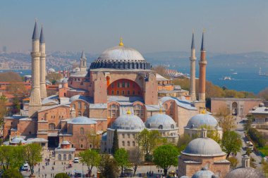 Havadan Ayasofya ve Sultanahmet Meydanı ve güzel lale çiçekleri