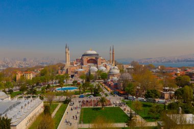 Havadan Ayasofya ve Sultanahmet Meydanı ve güzel lale çiçekleri