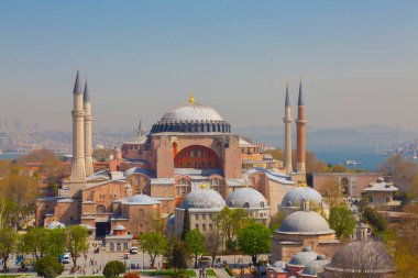 Havadan Ayasofya ve Sultanahmet Meydanı ve güzel lale çiçekleri