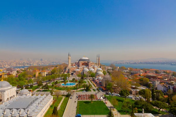 Luftaufnahme Hagia Sophia Und Sultanahmet Platz Und Schöne Tulpenblumen — Stockfoto