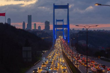  İstanbul Boğazı Köprüsü ile güzel İstanbul gün doğumu manzarası.