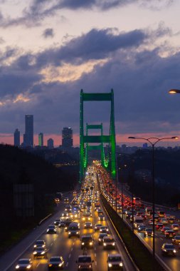  İstanbul Boğazı Köprüsü ile güzel İstanbul gün doğumu manzarası.