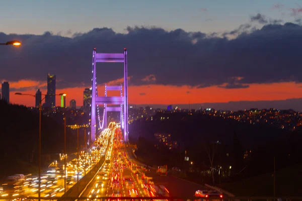 伊斯坦布尔美丽的日出景观与伊斯坦布尔博斯普鲁斯桥 — 图库照片
