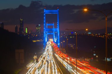 Şehir trafiği ve Boğaz Köprüsü