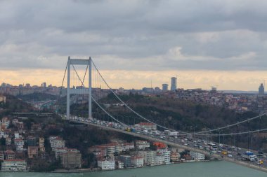 İstanbul, Hindi-Ekim, 2019: Şehrin üzerindeki bir köprü manzarası.