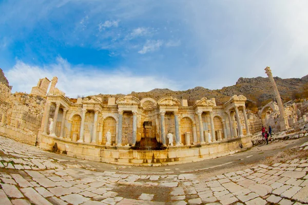 Antoninler Fountain 베르두 지역의알라 지역에 도시사 소스에 역사적 분수이다 방문하는 — 스톡 사진