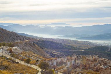 Antoninler Çeşmesi, Burdur 'un Alasun ilçesine bağlı Sagalassos antik kentinde bulunan tarihi bir çeşmedir. Ziyaret eden kadınlar hatıra fotoğrafı çeker.