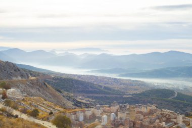 Antoninler Çeşmesi, Burdur 'un Alasun ilçesine bağlı Sagalassos antik kentinde bulunan tarihi bir çeşmedir. Ziyaret eden kadınlar hatıra fotoğrafı çeker.