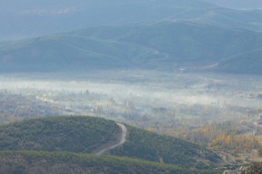 Antoninler Çeşmesi, Burdur 'un Alasun ilçesine bağlı Sagalassos antik kentinde bulunan tarihi bir çeşmedir. Ziyaret eden kadınlar hatıra fotoğrafı çeker.