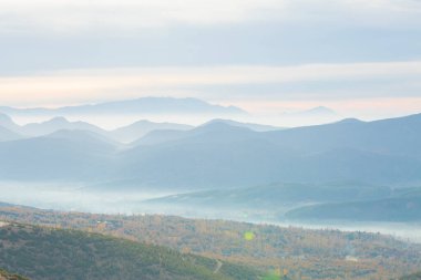 Antoninler Çeşmesi, Burdur 'un Alasun ilçesine bağlı Sagalassos antik kentinde bulunan tarihi bir çeşmedir. Ziyaret eden kadınlar hatıra fotoğrafı çeker.