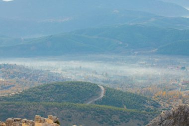 Antoninler Çeşmesi, Burdur 'un Alasun ilçesine bağlı Sagalassos antik kentinde bulunan tarihi bir çeşmedir. Ziyaret eden kadınlar hatıra fotoğrafı çeker.