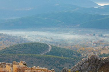 Antoninler Çeşmesi, Burdur 'un Alasun ilçesine bağlı Sagalassos antik kentinde bulunan tarihi bir çeşmedir. Ziyaret eden kadınlar hatıra fotoğrafı çeker.