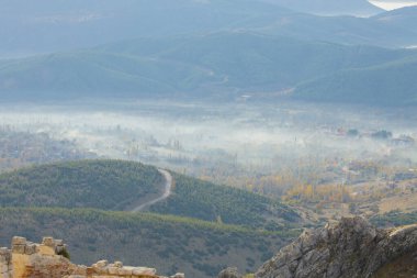 Antoninler Çeşmesi, Burdur 'un Alasun ilçesine bağlı Sagalassos antik kentinde bulunan tarihi bir çeşmedir. Ziyaret eden kadınlar hatıra fotoğrafı çeker.