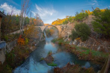 Clandras Köprüsü ve Clandras Şelalesi. Usak 'ın Karahall ilçesindeki Phrygian döneminden kalma tarihi köprü. Turistik tarihi bir köprü..