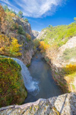 Clandras Köprüsü ve Clandras Şelalesi. Usak 'ın Karahall ilçesindeki Phrygian döneminden kalma tarihi köprü. Turistik tarihi bir köprü..