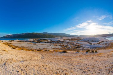 Salda Gölü bir turkuaz krater gölüdür. Burdur 'daki Jezero Krateri ve Salda Gölü benzer coğrafi özelliklere sahiptir ve Türkiye' nin Maldivleri olarak bilinir..