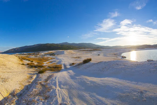 Salda Gölü bir turkuaz krater gölüdür. Burdur 'daki Jezero Krateri ve Salda Gölü benzer coğrafi özelliklere sahiptir ve Türkiye' nin Maldivleri olarak bilinir..