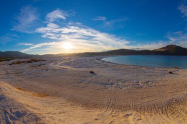 Salda Gölü bir turkuaz krater gölüdür. Burdur 'daki Jezero Krateri ve Salda Gölü benzer coğrafi özelliklere sahiptir ve Türkiye' nin Maldivleri olarak bilinir..
