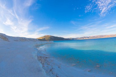Salda Gölü bir turkuaz krater gölüdür. Burdur 'daki Jezero Krateri ve Salda Gölü benzer coğrafi özelliklere sahiptir ve Türkiye' nin Maldivleri olarak bilinir..