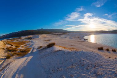 Salda Gölü bir turkuaz krater gölüdür. Burdur 'daki Jezero Krateri ve Salda Gölü benzer coğrafi özelliklere sahiptir ve Türkiye' nin Maldivleri olarak bilinir..