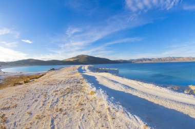 Salda Gölü bir turkuaz krater gölüdür. Burdur 'daki Jezero Krateri ve Salda Gölü benzer coğrafi özelliklere sahiptir ve Türkiye' nin Maldivleri olarak bilinir..