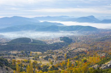 Boğa dağları ve sisli sonbahar görüntüleri