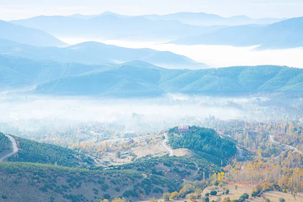 牡牛座山と霧の秋の画像 — ストック写真