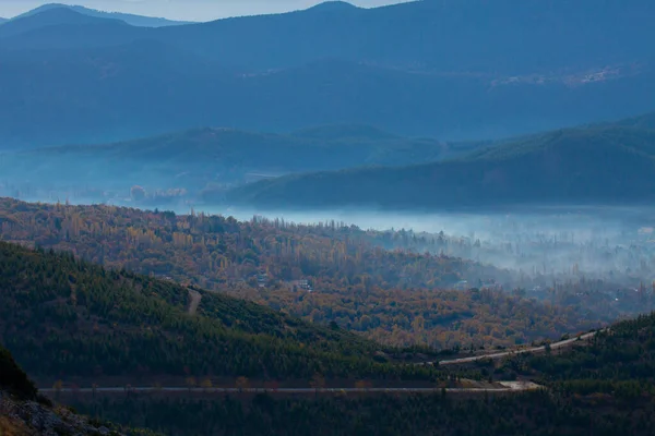 牡牛座山と霧の秋の画像 — ストック写真