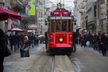 Eski tramvay Taksim Meydanı 'na doğru Isteklal Caddesi boyunca ilerliyor. İstanbul Sembolü
