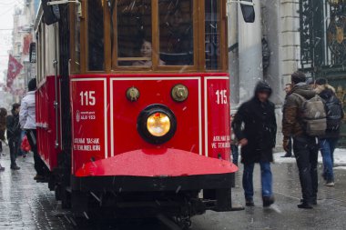 Eski tramvay Taksim Meydanı 'na doğru Isteklal Caddesi boyunca ilerliyor. İstanbul Sembolü