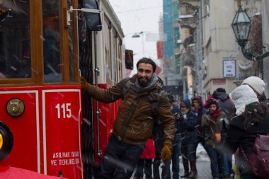 Eski tramvay Taksim Meydanı 'na doğru Isteklal Caddesi boyunca ilerliyor. İstanbul Sembolü