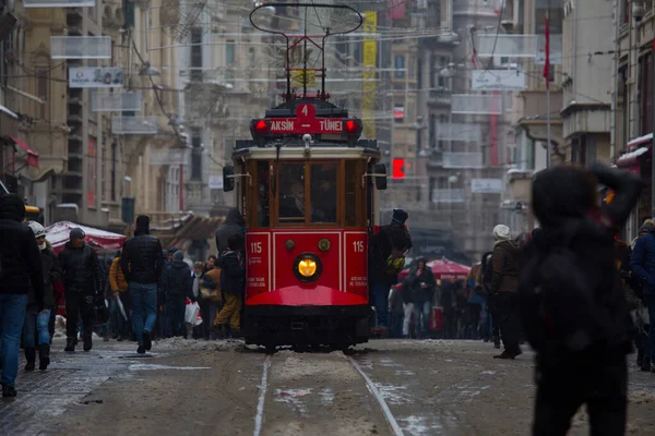 古いトラムは Taksim Squareに向かって人々の群衆を通してIstalle Streetに沿って移動します イスタンブールのシンボル — ストック写真