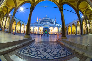 İstanbul 'daki Mavi Cami' nin içi. Türkiye