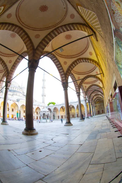 İstanbul 'daki Mavi Cami' nin içi. Türkiye