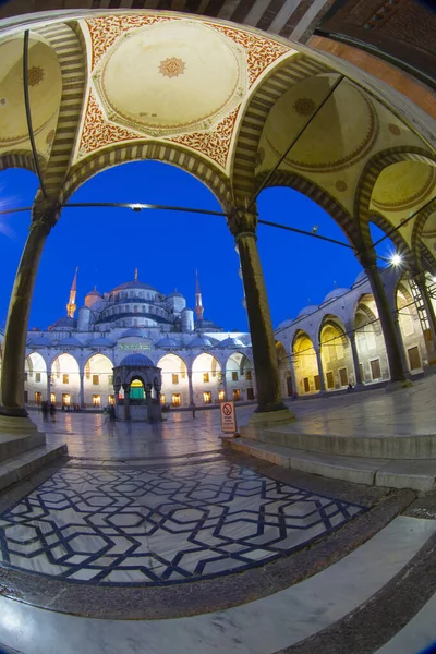 İstanbul 'daki Mavi Cami' nin içi. Türkiye