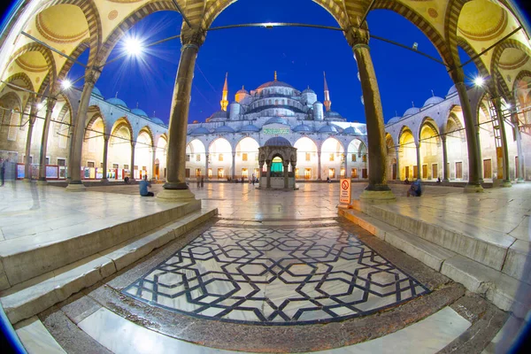 İstanbul 'daki Mavi Cami' nin içi. Türkiye