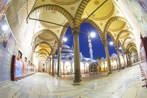 İstanbul 'daki Mavi Cami' nin içi. Türkiye